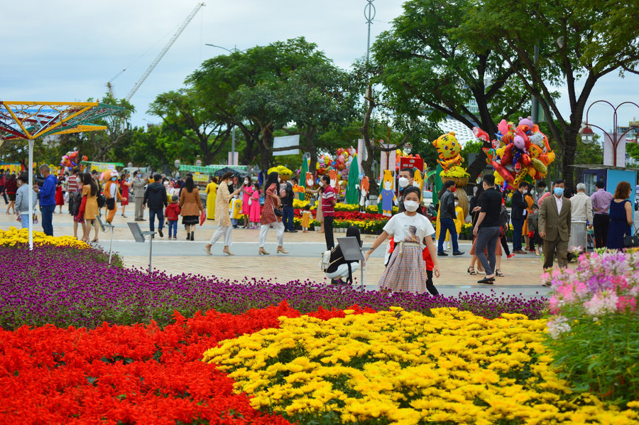 Du khách đáp xuống Đà Nẵng ngày mùng 1 Tết Nhâm Dần.