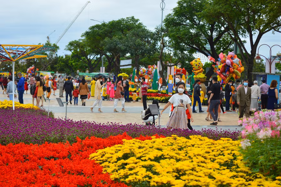 Du khách đáp xuống Đà Nẵng ngày mùng 1 Tết Nhâm Dần.