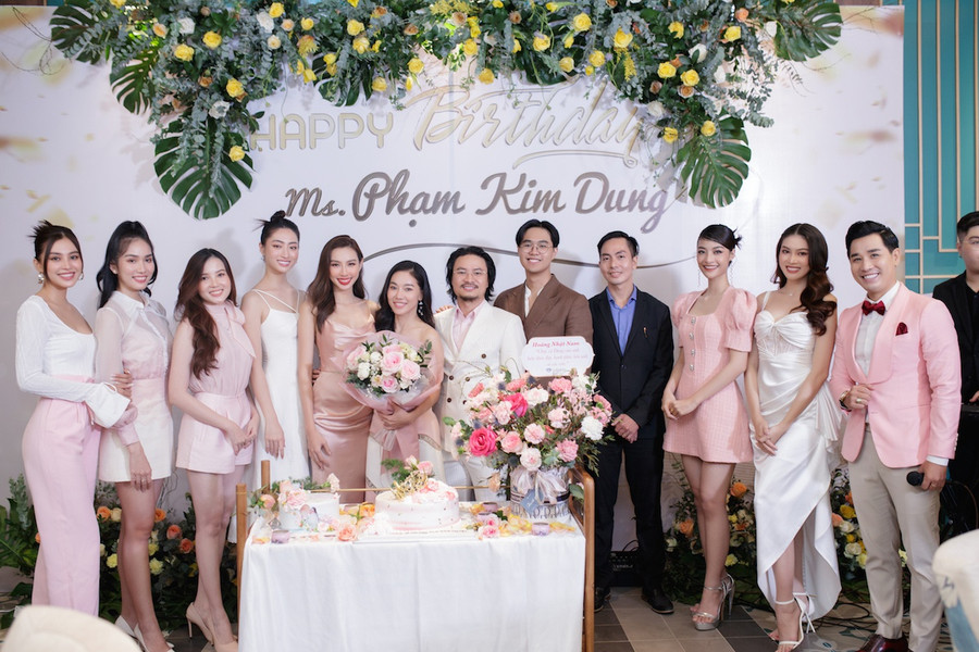 Vừa qua, dàn người đẹp như Đặng Thu Thảo, Tiểu Vy, Nguyễn Thúc Thùy Tiên… đã cùng hội tụ để chúc mừng sinh nhật của “bà trùm hoa hậu” Phạm Kim Dung. Ảnh: NVCC