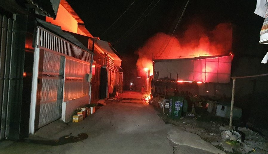 Cháy nhà kinh hoàng ở Bình Chánh tối mùng 3 tết, nhiều tài sản bị thiêu rụi.