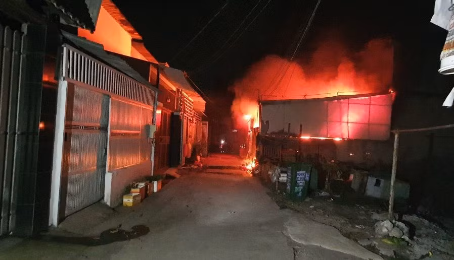 Cháy nhà kinh hoàng ở Bình Chánh tối mùng 3 tết, nhiều tài sản bị thiêu rụi.