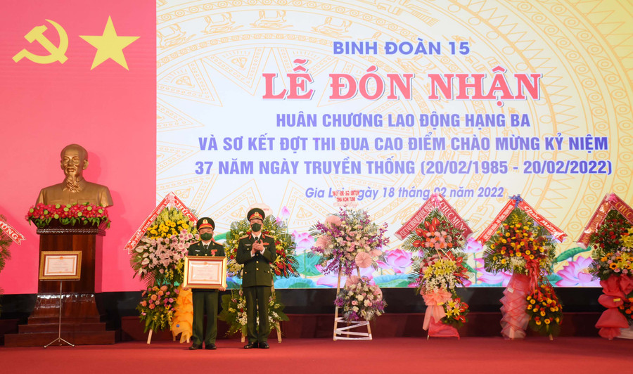 Thừa ủy quyền của Chủ tịch nước, Trung tướng Nguyễn Trọng Bình trao Huân chương Lao động hạng ba cho đại tá Hoàng Văn Sỹ-Phó Bí thư Đảng ủy-Tư lệnh Binh đoàn 15. Ảnh: Minh Nguyễn