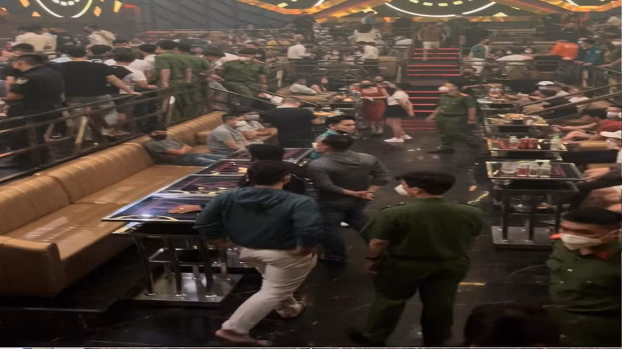 Công an kiểm tra quán bar. Ảnh: CTV