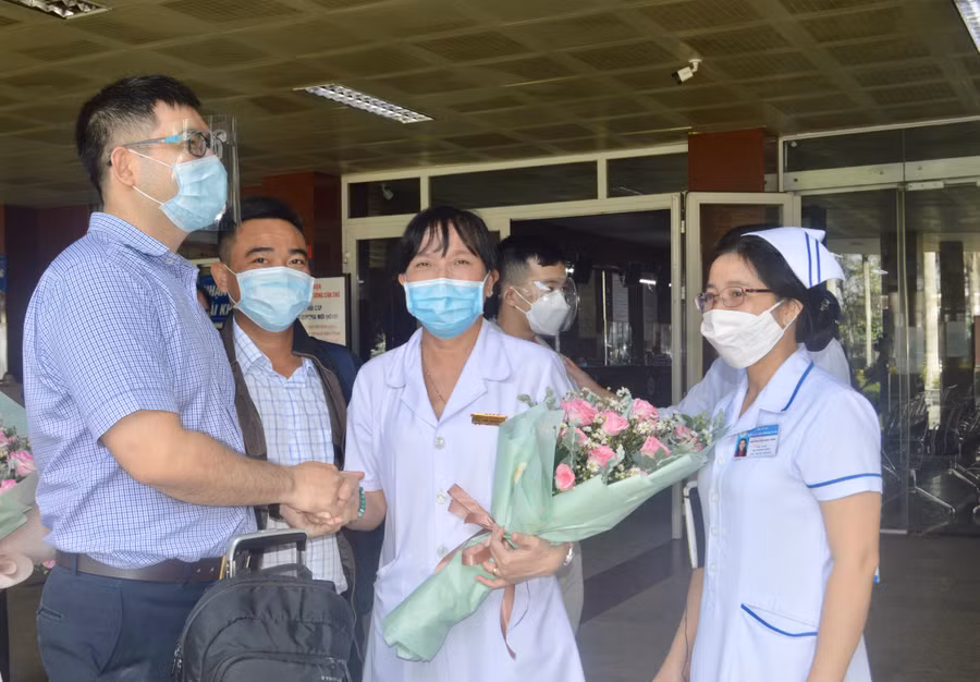 Bác sĩ Nguyễn Hoàng Du (bìa trái) chia tay đồng nghiệp sang tăng cường cho Bệnh viện đa khoa Sa Đéc, Đồng Tháp. Ảnh: Đình Tuyển