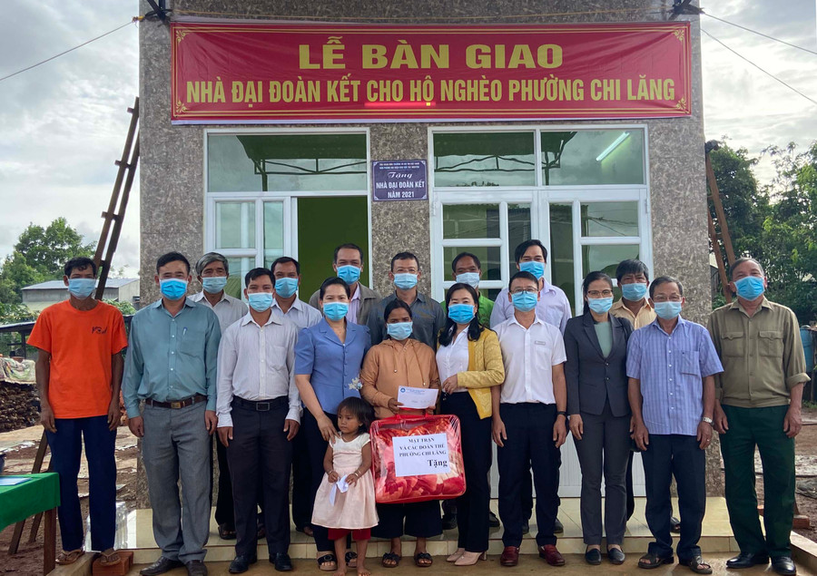 Ủy ban MTTQ Việt Nam phường Chi Lăng bàn giao nhà “Đại đoàn kết” cho hộ nghèo. Ảnh: Thanh Nhật Ủy ban MTTQ Việt Nam phường Chi Lăng bàn giao nhà “Đại đoàn kết” cho hộ nghèo. Ảnh: Thanh Nhật