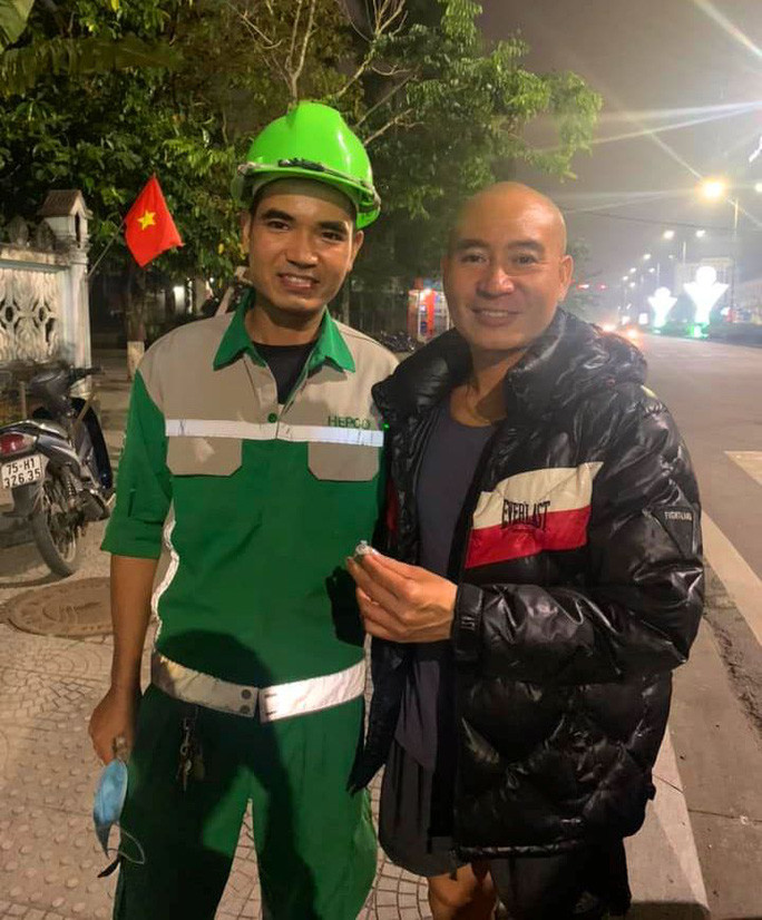 Chồng chị Oanh nhận lại chiếc nhẫn kim cương từ anh Lộc. Chồng chị Oanh nhận lại chiếc nhẫn kim cương từ anh Lộc