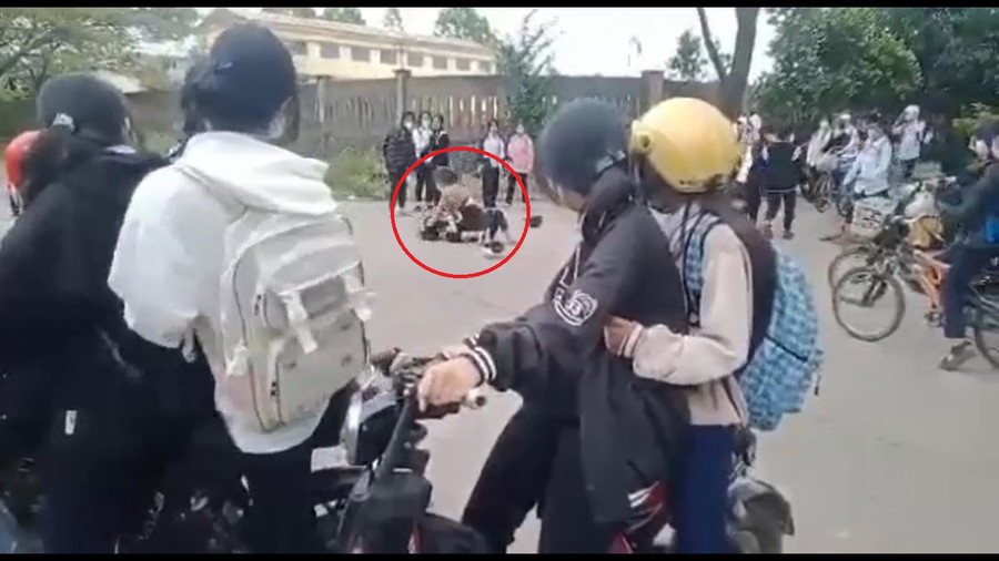 Nh. túm tóc nắm đầu em Ng. và đập mạnh liên tiếp xuống đất. Ảnh: Nguyễn Tú Nh. túm tóc nắm đầu em Ng. và đập mạnh liên tiếp xuống đất. Ảnh: Nguyễn Tú