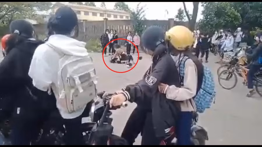 Nh. túm tóc nắm đầu em Ng. và đập mạnh liên tiếp xuống đất. Ảnh: Nguyễn Tú