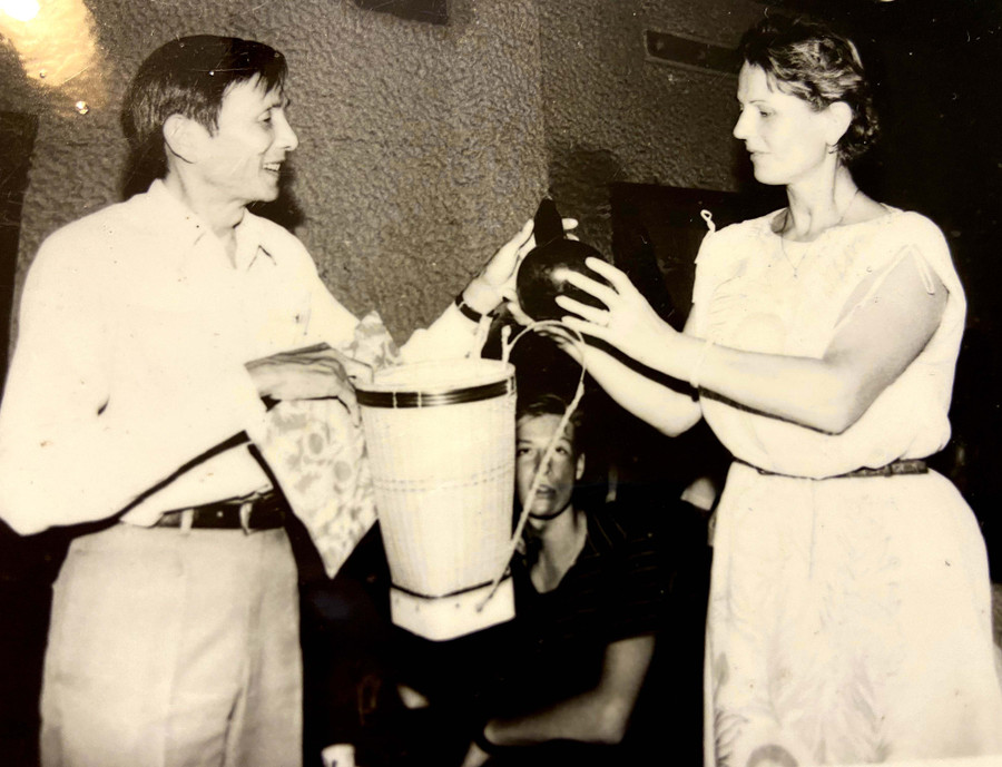 Ông Trịnh Kim Sung tặng quà cho khách quốc tế đến thăm Gia Lai (ảnh gia đình cung cấp).