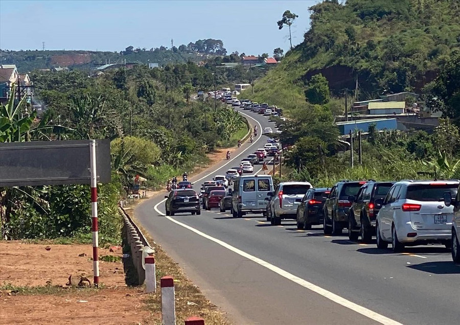 Hàng dài xe ô tô xếp hàng từ địa phận huyện Di Linh để vào thành phố Đà Lạt.