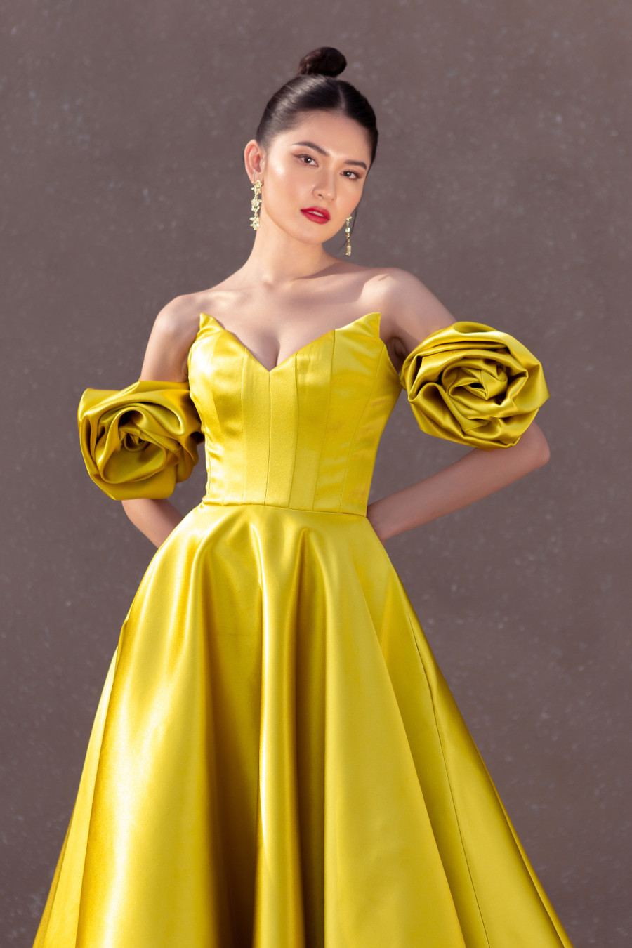 Mong manh sương khói như một nàng công chúa bước ra từ câu chuyện cổ tích.