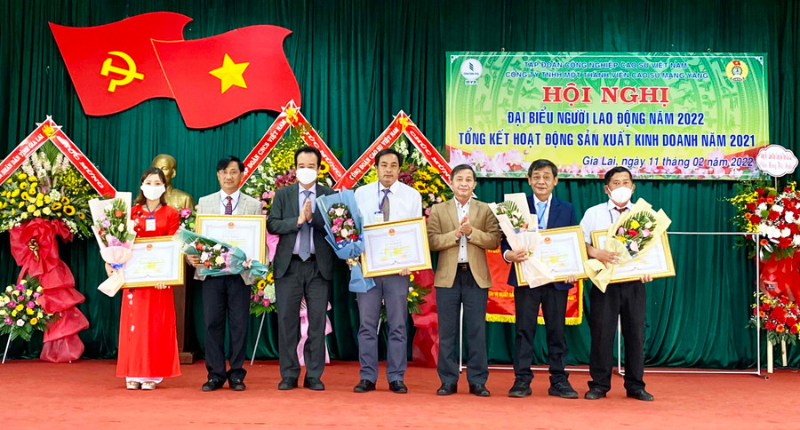 2 tập thể và 4 cá nhân có thành tích xuất sắc trong các phong trào thi đua yêu nước năm 2021 được Chủ tịch Ủy ban nhân dân tỉnh tặng bằng khen. Ảnh: Hà Duy