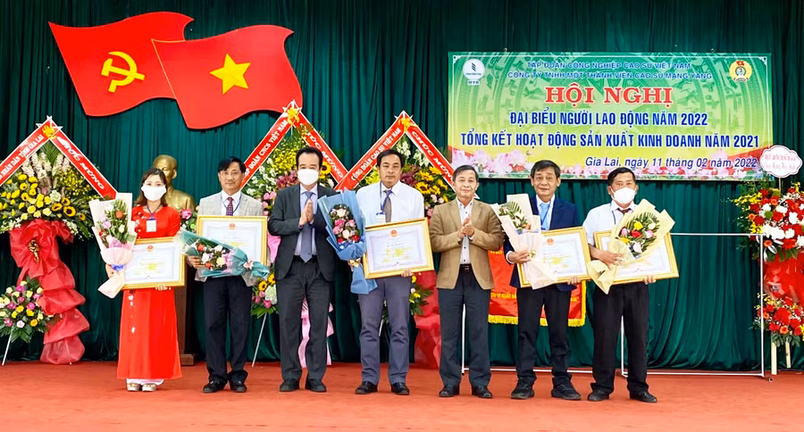 2 tập thể và 4 cá nhân có thành tích xuất sắc trong các phong trào thi đua yêu nước năm 2021 được Chủ tịch Ủy ban nhân dân tỉnh tặng bằng khen. Ảnh: Hà Duy