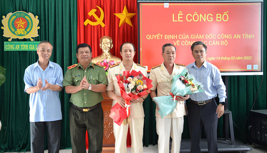 Thiếu tướng Rah Lan Lâm-Giám đốc Công an tỉnh (thứ 2 từ trái sang) và lãnh đạo Thị ủy, UBND thị xã An Khê tặng hoa chúc mừng 2 đồng chí được điều động, bổ nhiệm. Ảnh: Nguyễn Hữu Thiếu tướng Rah Lan Lâm và lãnh đạo Thị ủy, UBND thị xã An Khê tặng hoa chúc mừng 2 đồng chí được điều động, bổ nhiệm. Ảnh: Nguyễn Hữu