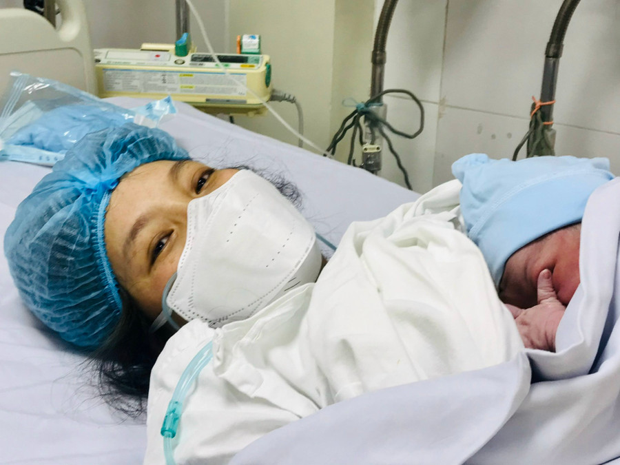 Công dân đầu tiên chào đời đúng thời khắc Giao thừa năm Nhâm Dần tại Bệnh viện Phụ sản Trung ương. Ảnh: Thái Bình