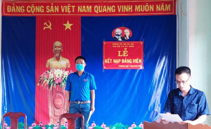 Ông Lê Giáp Đạo-Bí thư chi bộ thôn Tứ Ký Nam, xã Al Bá công bố và trao quyết định kết nạp Đảng cho thanh niên ưu tú Phạm Đăng Long. Ảnh: Hoàng Viên