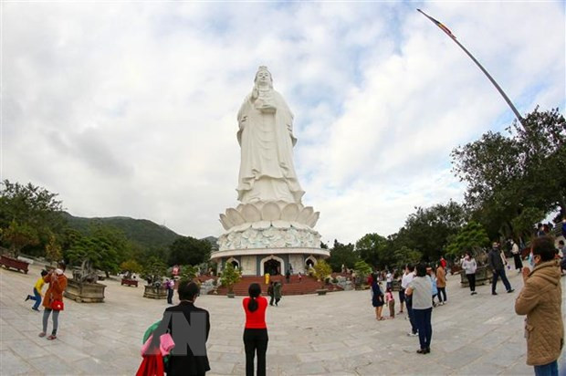 Khách du lịch tham quan chùa Linh Ứng. Ảnh: Trần Lê Lâm/TTXVN