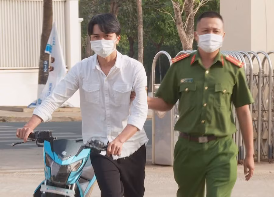 Nghi phạm Phong bị công an bắt giữ để điều tra. Ảnh: Công an cung cấp