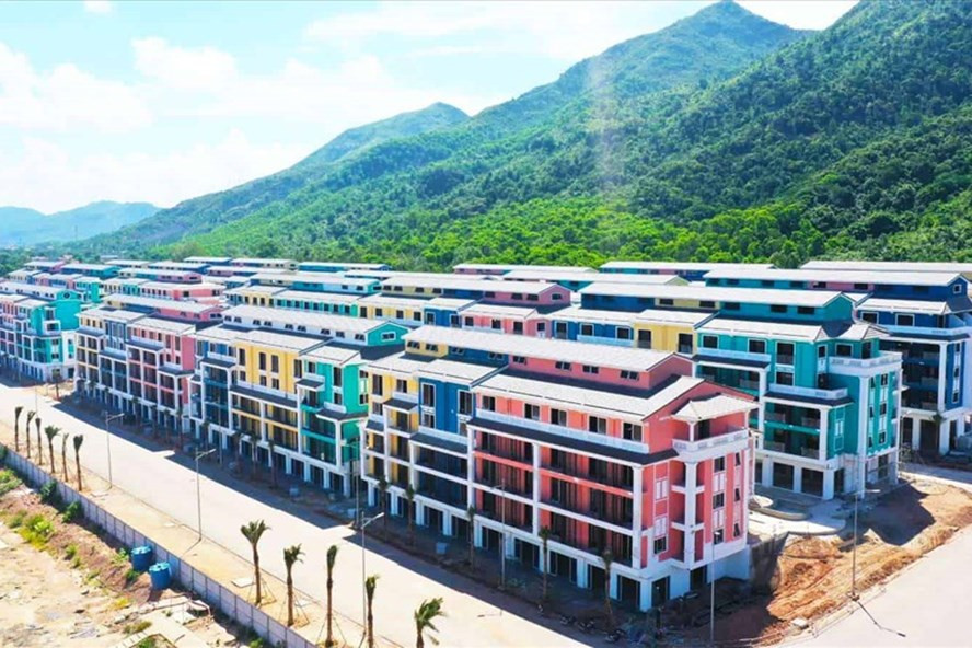 Một khu shophouse vừa được xây dựng ở Khu kinh tế Vân Đồn. Ảnh: Nguyễn Hùng