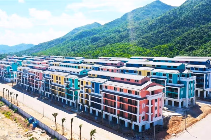 Một khu shophouse vừa được xây dựng ở Khu kinh tế Vân Đồn. Ảnh: Nguyễn Hùng