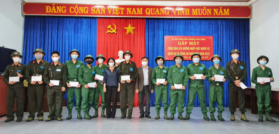 Lãnh đạo UBND phường Diên Hồng (TP. Pleiku) tặng quà động viên thanh niên lên đường nhập ngũ năm 2022. Ảnh: Bá Bính