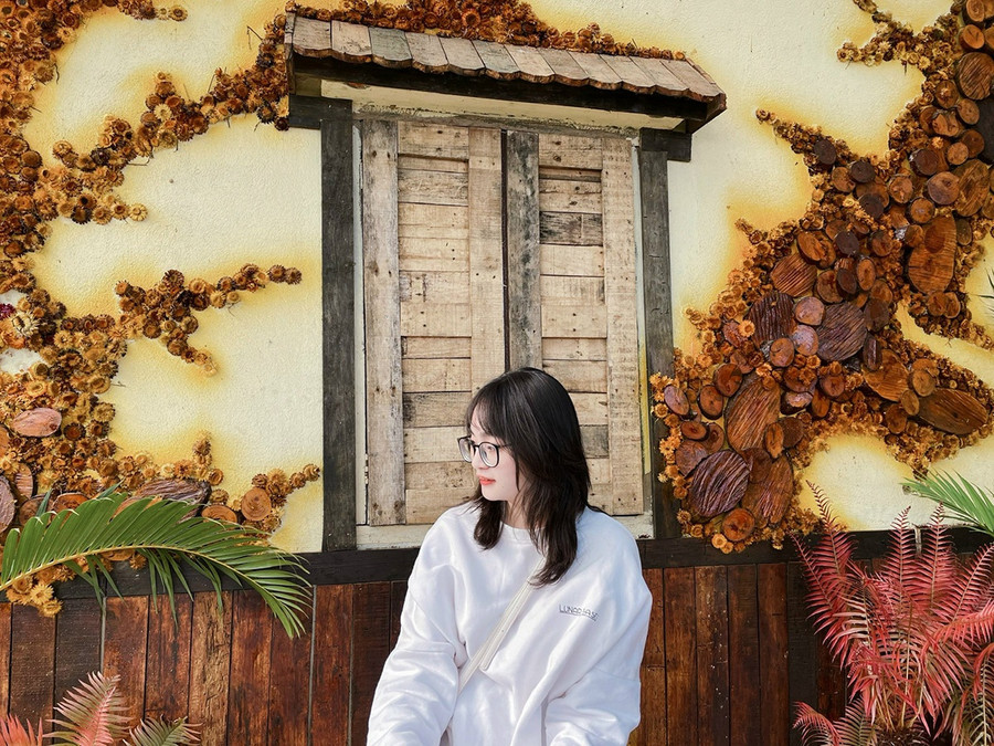 Góc “sống ảo” được trang trí bởi hoa bất tử. TIỂU QUYÊN