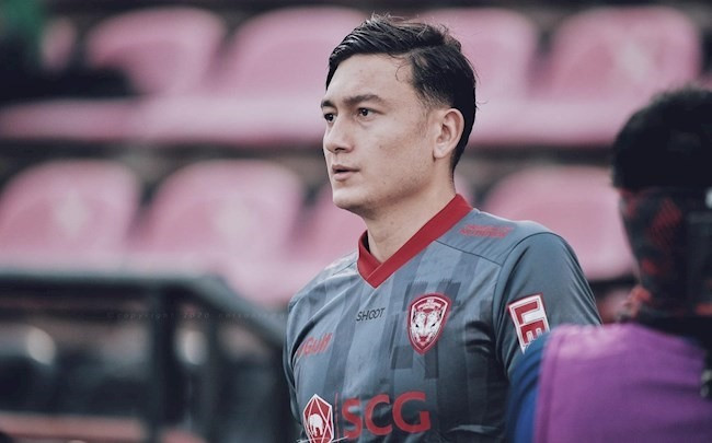 Văn Lâm khi còn khoác áo Muangthong United. Ảnh: M.U