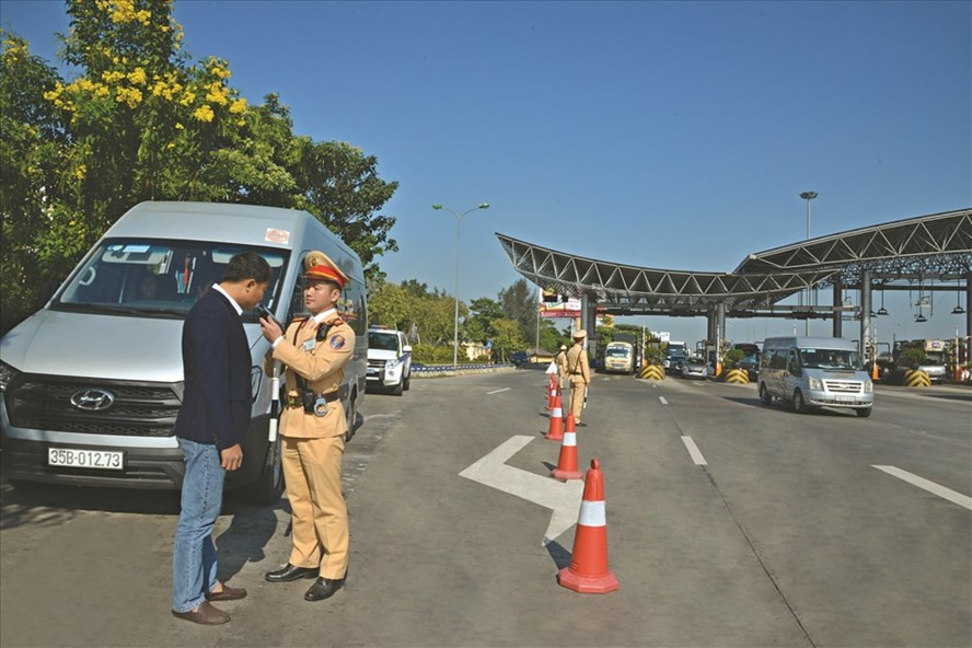 Lực lượng chức năng kiểm tra nồng độ cồn với tài xế trên cao tốc Pháp Vân - Cầu Giẽ. Ảnh: Cục CSGT Lực lượng chức năng kiểm tra nồng độ cồn với tài xế trên cao tốc Pháp Vân - Cầu Giẽ. Ảnh: Cục CSGT