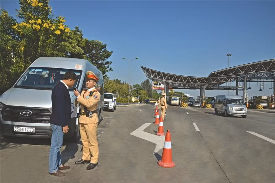 Lực lượng chức năng kiểm tra nồng độ cồn với tài xế trên cao tốc Pháp Vân - Cầu Giẽ. Ảnh: Cục CSGT