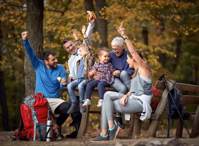 Cả nhà cùng đi bộ đường dài. Ảnh: Shutterstock
