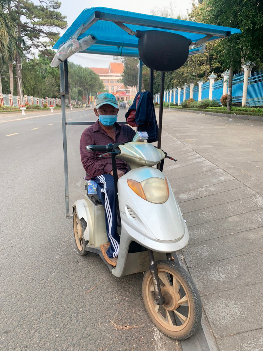  Ông Đặng Thanh Vũ (SN 1970, phường Hoa Lư) là người khuyết tật vẫn miệt mài bán vé số ngày tết. Ảnh: R'Ô HOK 