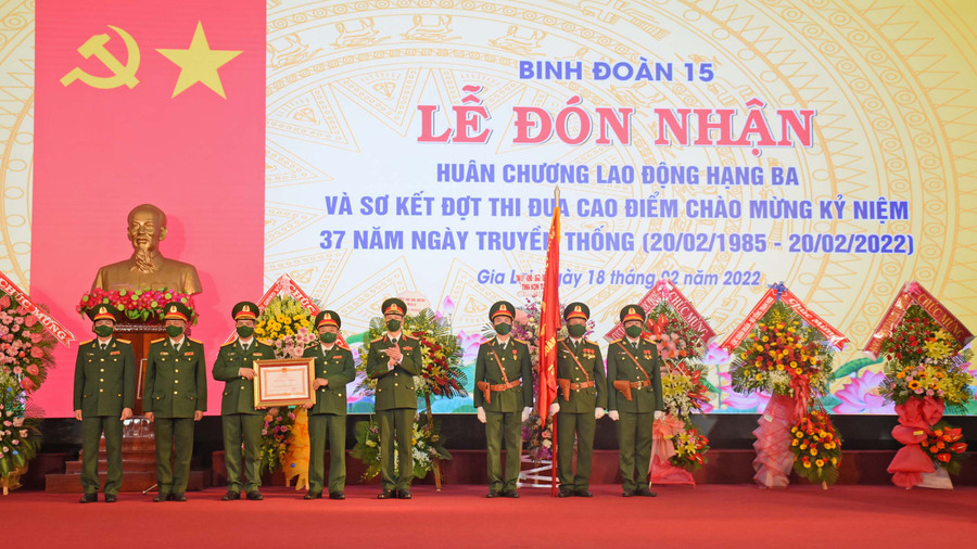 Thừa ủy quyền của Chủ tịch nước, Trung tướng Nguyễn Trọng Bình trao Huân chương Lao động hạng ba cho Bình đoàn 15 vì đã có thành tích xuất sắc trong thực hiện nhiệm vụ phòng-chống dịch Covid-19. Ảnh: Minh Nguyễn