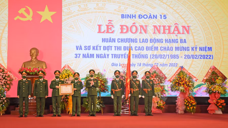 Thừa ủy quyền của Chủ tịch nước, Trung tướng Nguyễn Trọng Bình trao Huân chương Lao động hạng ba cho Bình đoàn 15 vì đã có thành tích xuất sắc trong thực hiện nhiệm vụ phòng-chống dịch Covid-19. Ảnh: Minh Nguyễn