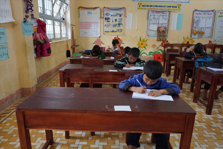 Trẻ em vùng cao Kon Plông trong giờ đến lớp. Ảnh T.T