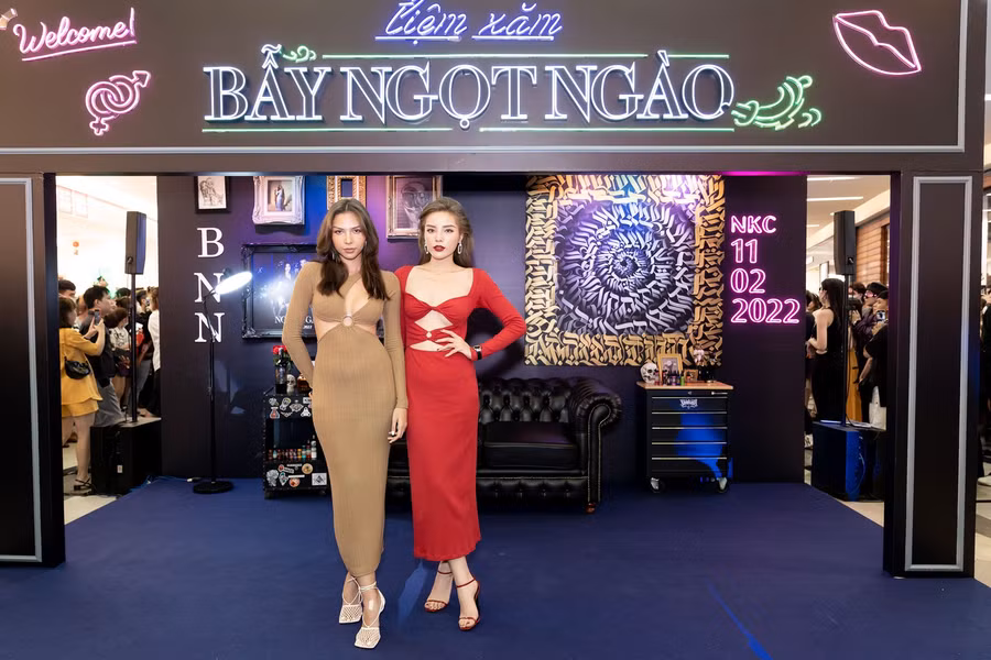 Kỳ Duyên và Minh Triệu sánh đôi trên thảm đỏ. Cả hai đều chọn váy 