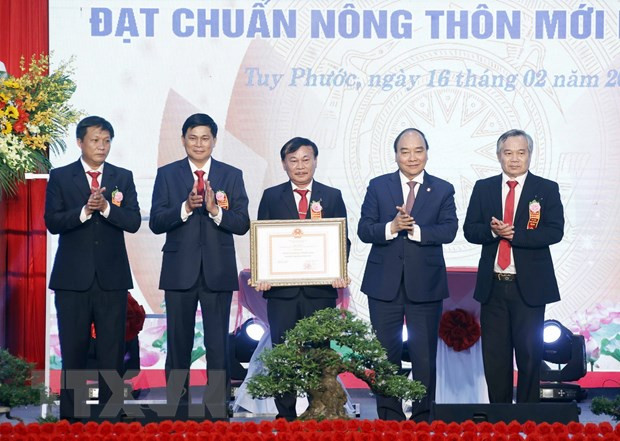 Chủ tịch nước Nguyễn Xuân Phúc trao Bằng chứng nhận huyện đạt chuẩn nông thôn mới cho lãnh đạo huyện Tuy Phước. (Ảnh: Thống Nhất/TTXVN) Chủ tịch nước Nguyễn Xuân Phúc trao Bằng chứng nhận huyện đạt chuẩn nông thôn mới cho lãnh đạo huyện Tuy Phước. (Ảnh: Thống Nhất/TTXVN)