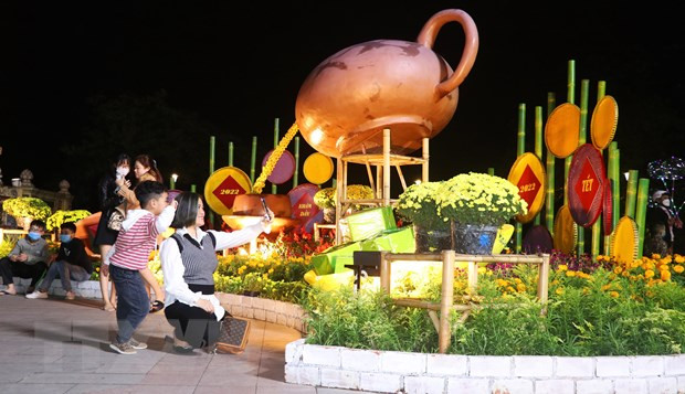 Không gian Hội Xuân Huế 2022 thu hút nhiều người đến tham quan và chụp hình lưu niệm. (Ảnh: Tường Vi/TTXVN) Không gian Hội Xuân Huế 2022 thu hút nhiều người đến tham quan và chụp hình lưu niệm. (Ảnh: Tường Vi/TTXVN)