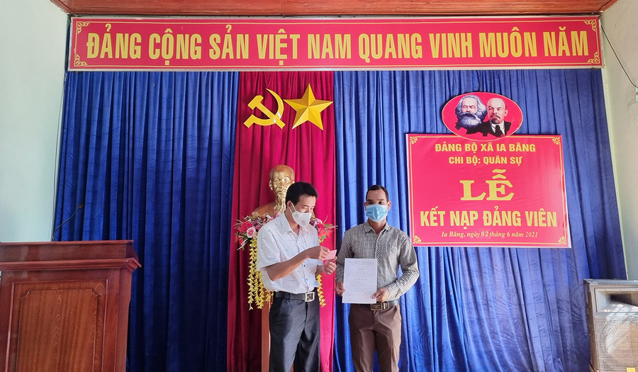 Lễ kết nạp đảng viên tại Đảng bộ xã Ia Băng, huyện Đak Đoa. Ảnh: Thanh Nhật