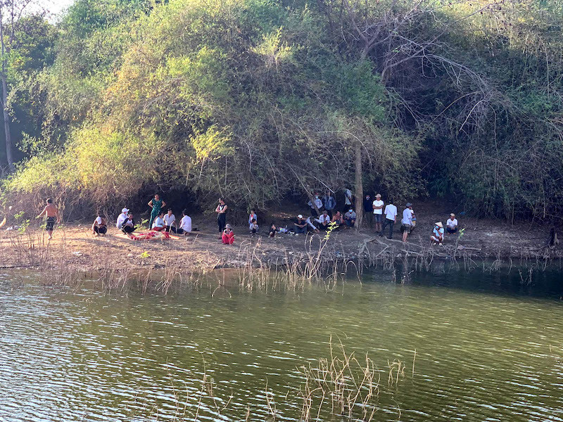 Hiện trường vụ lật xuồng tại hồ thủy lợi Sông Móng, huyện Hàm Thuận Nam (Bình Thuận).