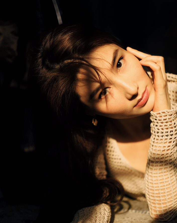 “Khoảng thời gian đó tôi luôn mang theo sách vở bên mình, rảnh lúc nào thì học bài lúc đó. Vừa học vừa làm rất khó khăn nên đến giờ tôi vẫn cảm ơn bản thân đã đủ kiên trì để vượt qua và tốt nghiệp suôn sẻ