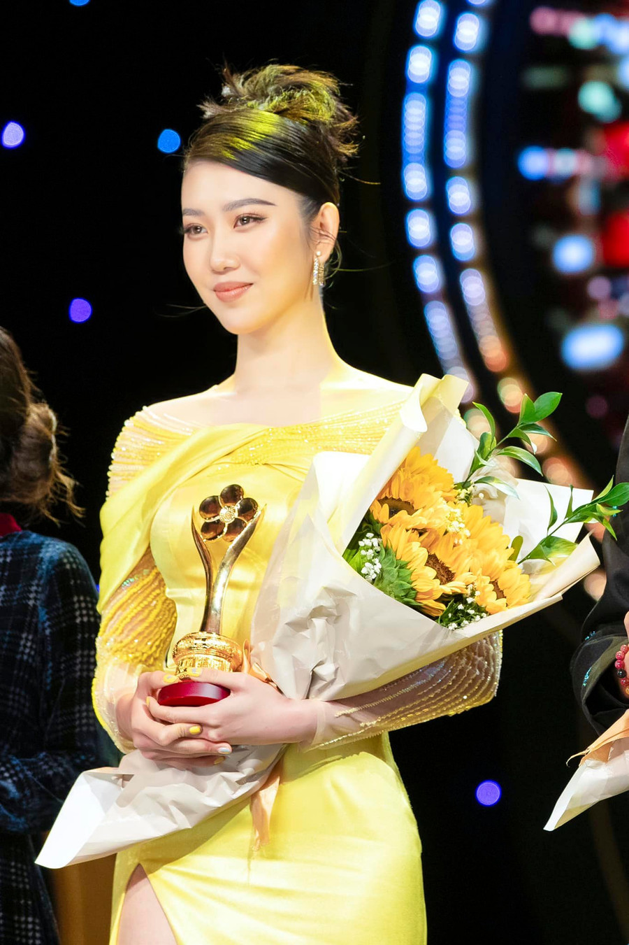 Thúy Ngân nhận giải Mai Vàng ở hạng mục Nữ diễn viên điện ảnh - phim truyền hình được yêu thích nhất. FBNV