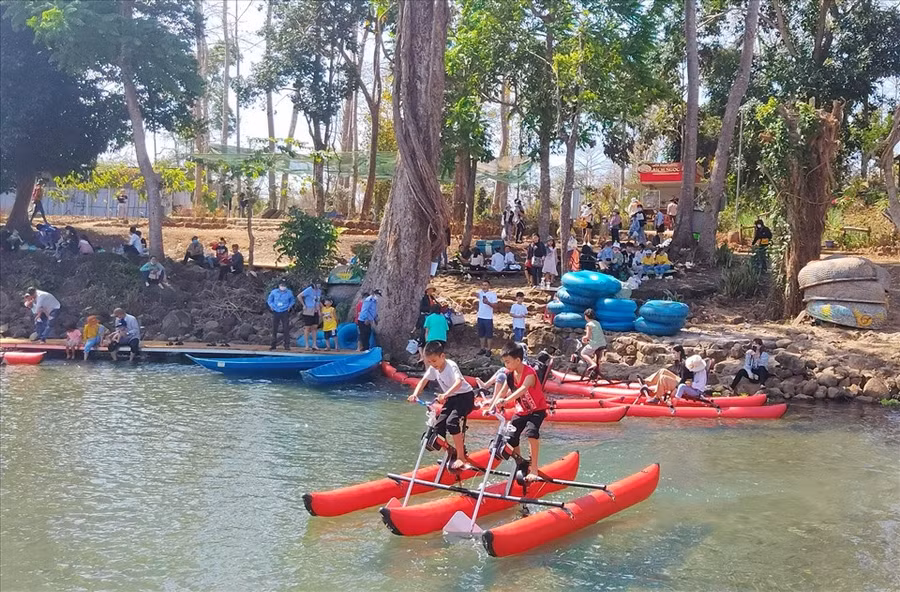 Khách du lịch sử dụng dịch vụ giải trí ở thác D'ray Sáp. Ảnh: Võ Nhật