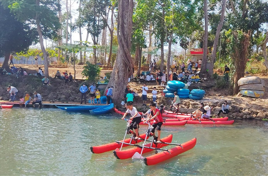 Khách du lịch sử dụng dịch vụ giải trí ở thác D'ray Sáp. Ảnh: Võ Nhật