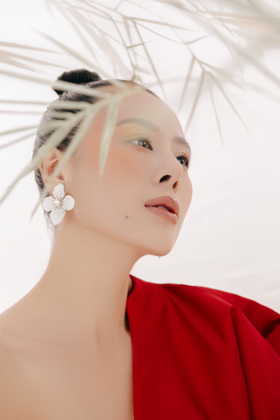 Theo chia sẻ khi thực hiện bộ ảnh này, Nam Thư và ê-kíp mong muốn truyền tải nguồn năng lượng tích cực cho khán giả trong ngày đầu năm mới. Theo cô, trong năm 2021, đời sống của người dân cũng bị ảnh hưởng không nhỏ do dịch bệnh. Vì vậy, nữ diễn viên mang hình ảnh “Cây nêu ngày Tết