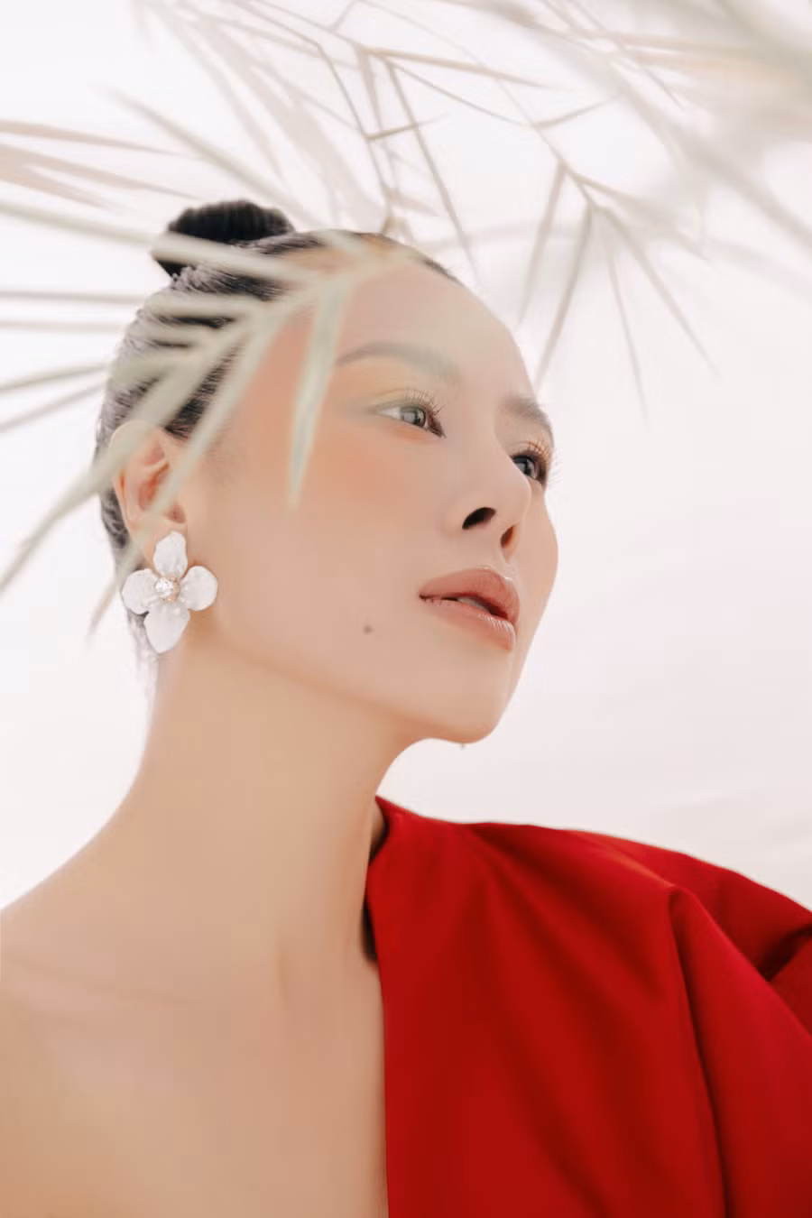 Theo chia sẻ khi thực hiện bộ ảnh này, Nam Thư và ê-kíp mong muốn truyền tải nguồn năng lượng tích cực cho khán giả trong ngày đầu năm mới. Theo cô, trong năm 2021, đời sống của người dân cũng bị ảnh hưởng không nhỏ do dịch bệnh. Vì vậy, nữ diễn viên mang hình ảnh “Cây nêu ngày Tết