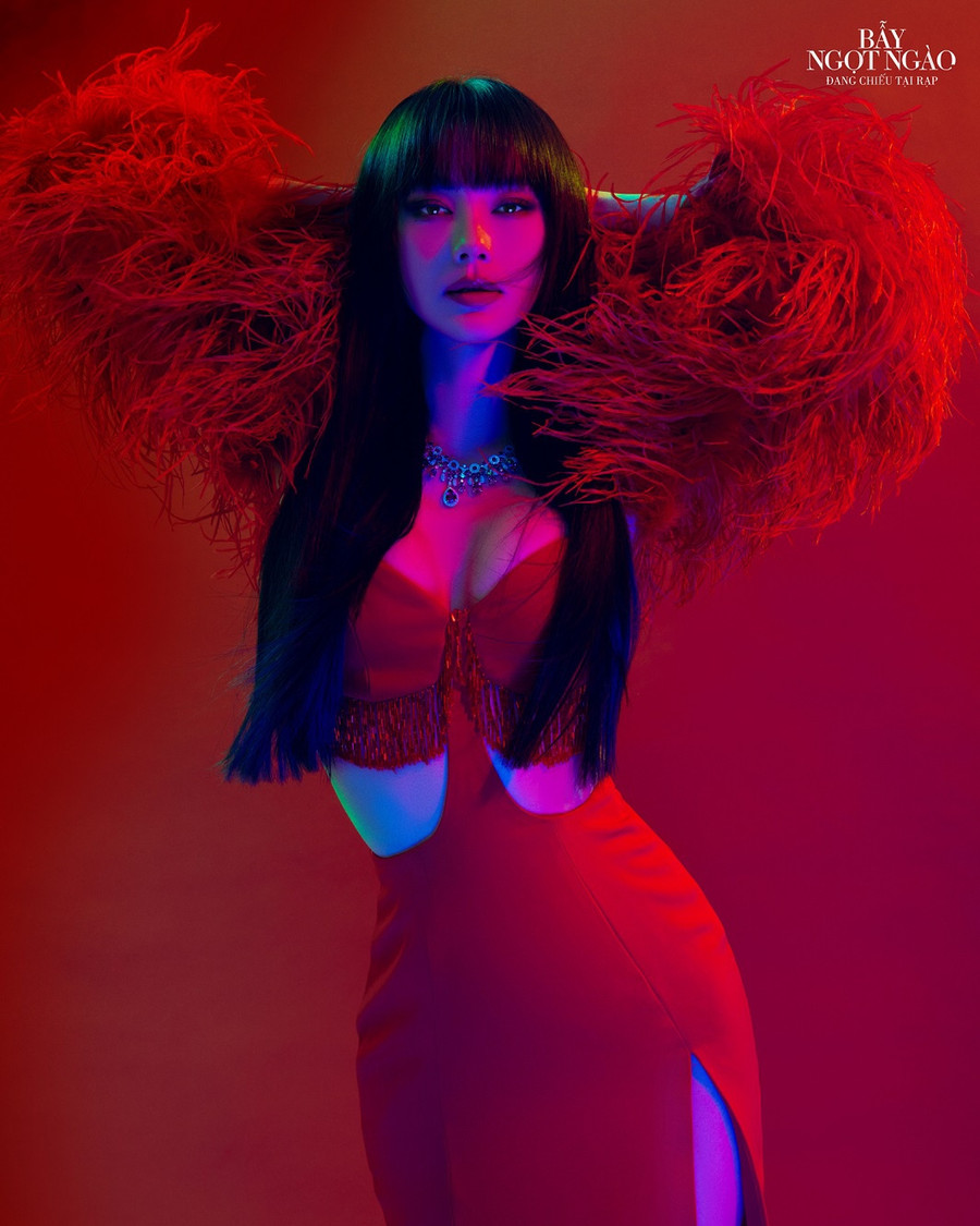 Minh Hằng thu hút mọi ánh nhìn với mẫu đầm cut-out đầy táo bạo. Vai diễn nhà thiết kế Quỳnh Lam sõi đời, sành điệu trong Bẫy ngọt ngào dường được 