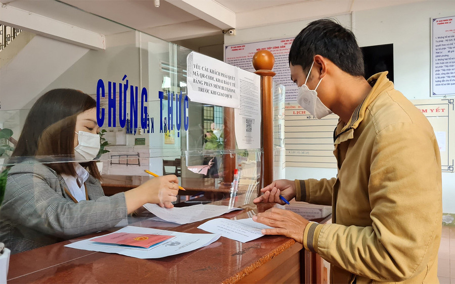 Người dân đến làm việc tại Bộ phận một cửa của UBND phường Hoa Lư (TP. Pleiku) được giải quyết thủ tục nhanh chóng. Ảnh: Văn Ngọc Người dân đến làm việc tại bộ phận một cửa của UBND phường Hoa Lư được giải quyết nhanh chóng Ảnh Văn Ngọc