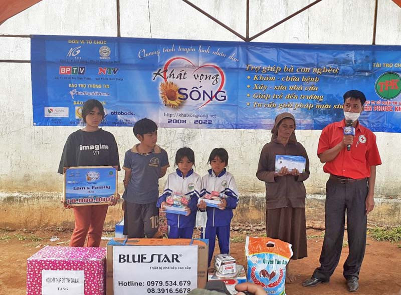 Ban tổ chức trao tiền hỗ trợ và quà tặng cho 5 bà cháu tại chương trình “Khát vọng sống”. Ảnh: Hồng Ngọc Trao tiền hỗ trợ và quà tặng cho 5 bà cháu tại chương trình “Khát vọng sống”. Ảnh: Hồng Ngọc