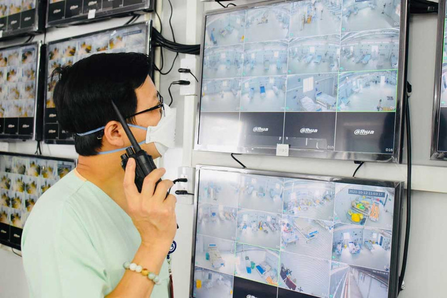 TS-BS Lưu Quang Thùy chỉ đạo kíp trực tại Trung tâm hồi sức tích cực người bệnh Covid-19 qua bộ đàm. Ảnh: NVCC