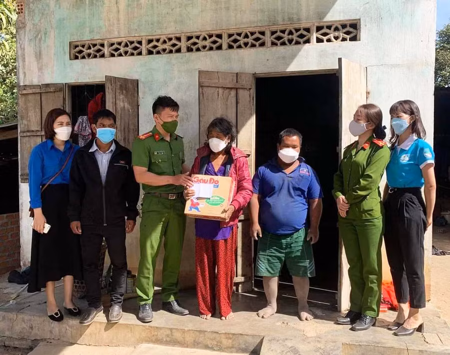 Quang cảnh buổi trao quà. Ảnh: R'Ô HOK